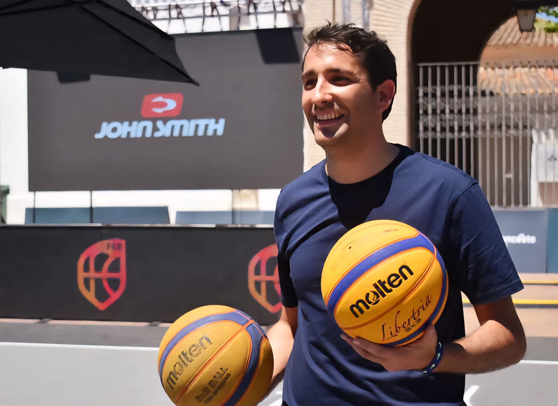 Daniel Sancha Diputado de Deportes probando a encestar.