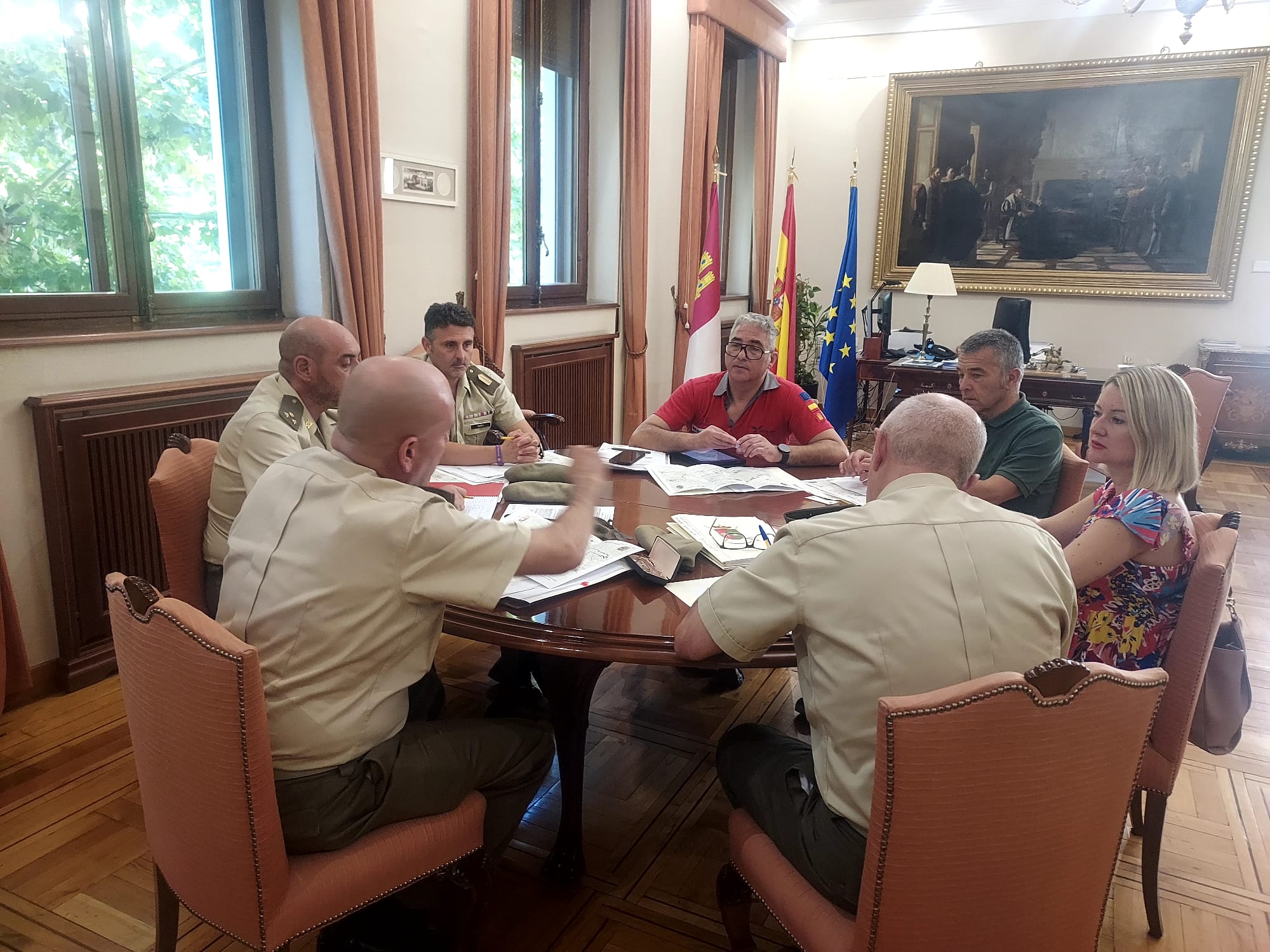 coronel del Centro Nacional de Adiestramiento del Chinchilla (CENAD), Miguel Riesco, y la delegada provincial de Desarrollo Sostenible de la Junta de Comunidades de Castilla-La Mancha, Llanos Valero, además del subdelegado del Gobierno de España en Albacete, Miguel Juan Espinosa,