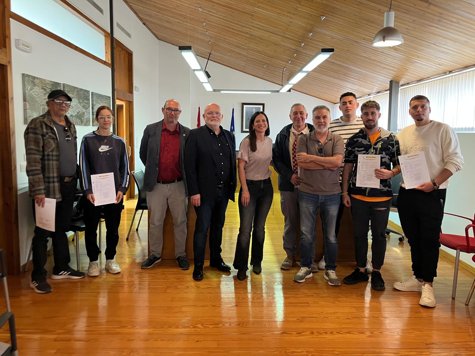 Foto-de-familia-de-las-personas-participantes-en-el-curso-de-Elche-de-la-Sierr