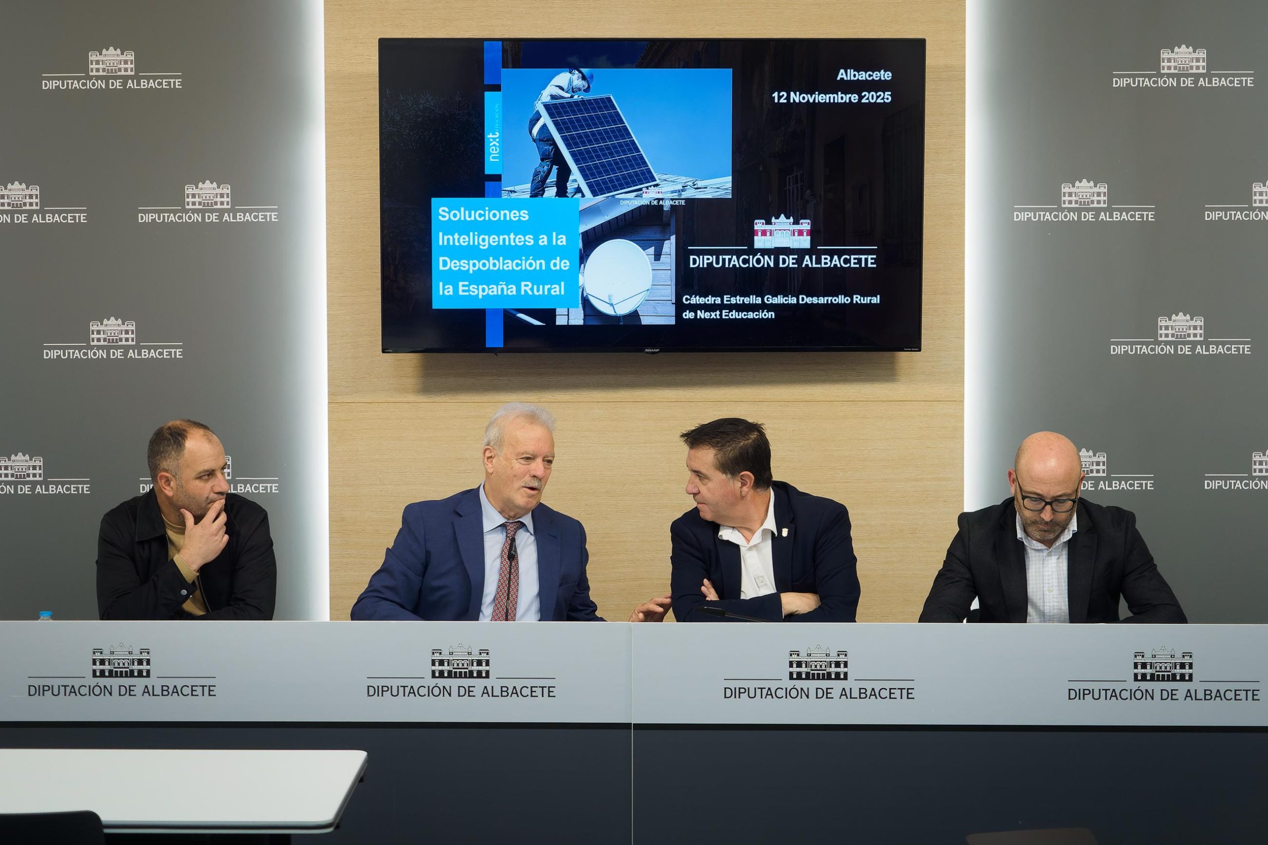 Presidente-provincial-y-Manuel-Campo-Vidal-llegando-a-Dipualba-II