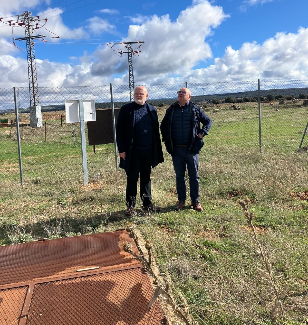 Ruiz Santo junto al alcalde de Robledo, en la visita realizada.