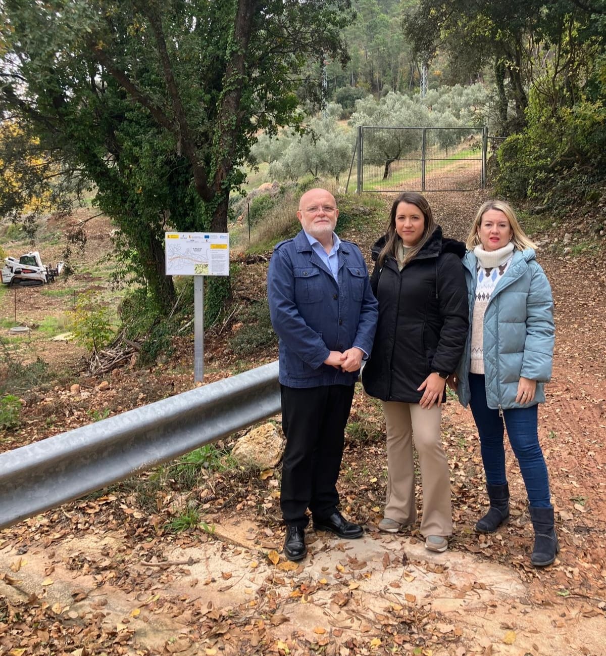 Foto de la visita a Villaverde de Guadalimar, Ruiz Santos, Natalia Moreno y Llanos Valero.