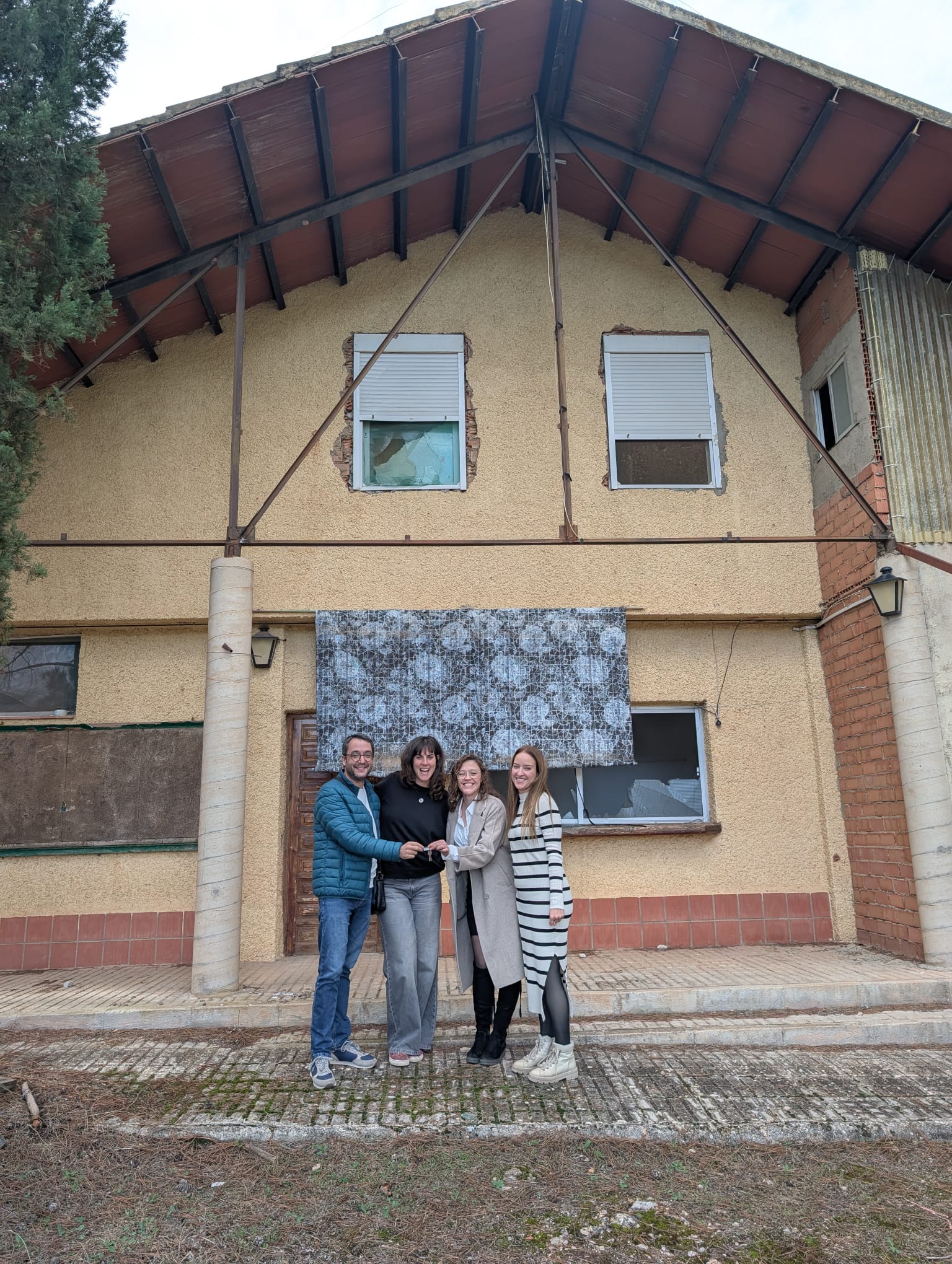 Foto de las tres emprendedoras junto al alcalde de Riópar