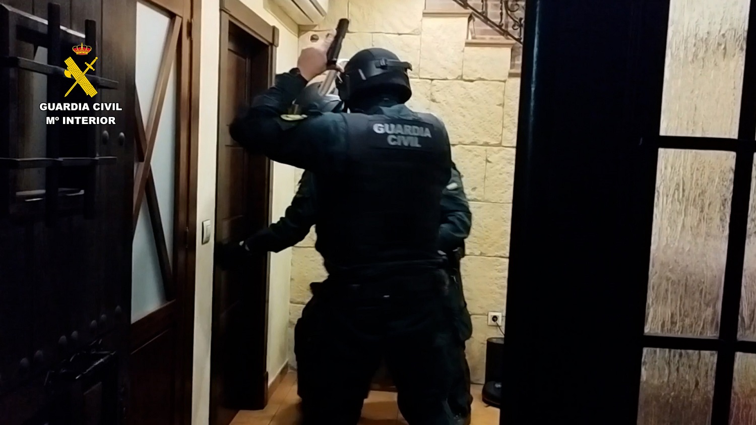 Entrada de la Guardia Civil a uno de los domicilios donde se encontraba parte de la droga.