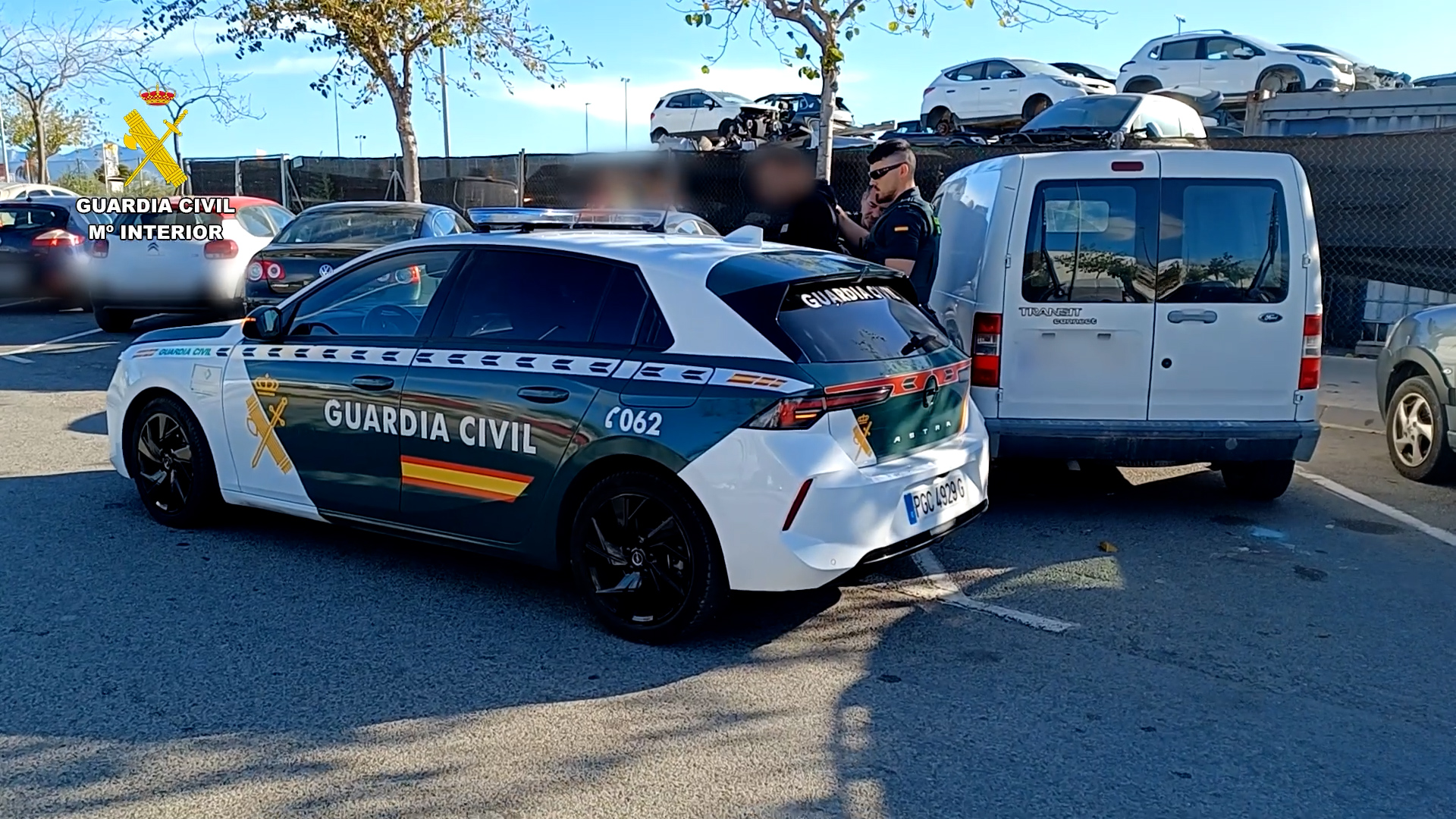 Coche Guardia Civil y efectivos de la misma.