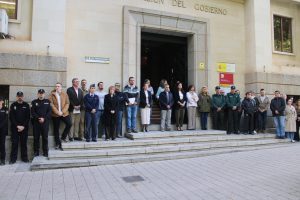 La Subdelegación del Gobierno en Albacete guarda un minuto de silencio por las últimas víctimas de violencia machista en Murcia y Alicante