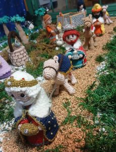 El grupo de ganchillo de Robledo vuelve a llenar de Navidad el municipio con un Belén hecho a mano