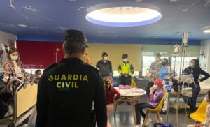 La Guardia Civil de Albacete visita a los niños ingresados en el Hospital General Universitario para llevarles regalos y un mensaje de esperanza.